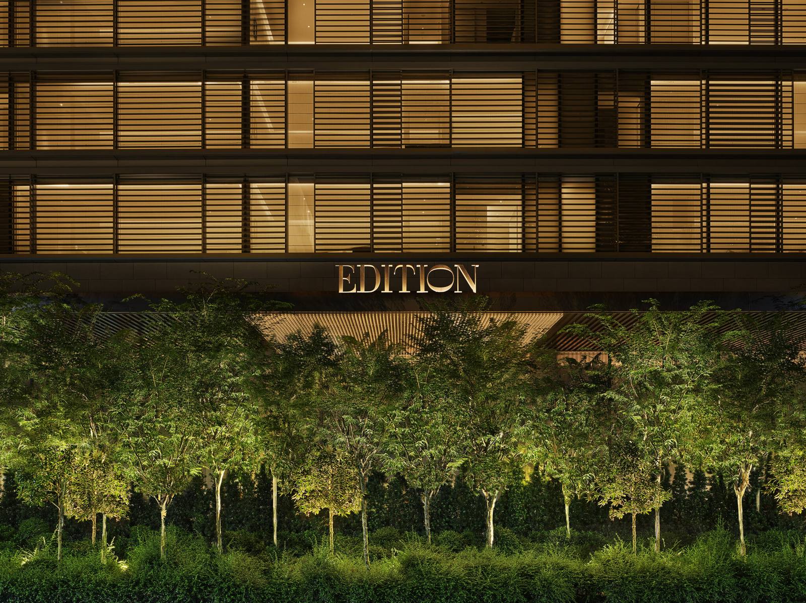 新加坡艾迪遜酒店夜間建築外觀與植栽立面