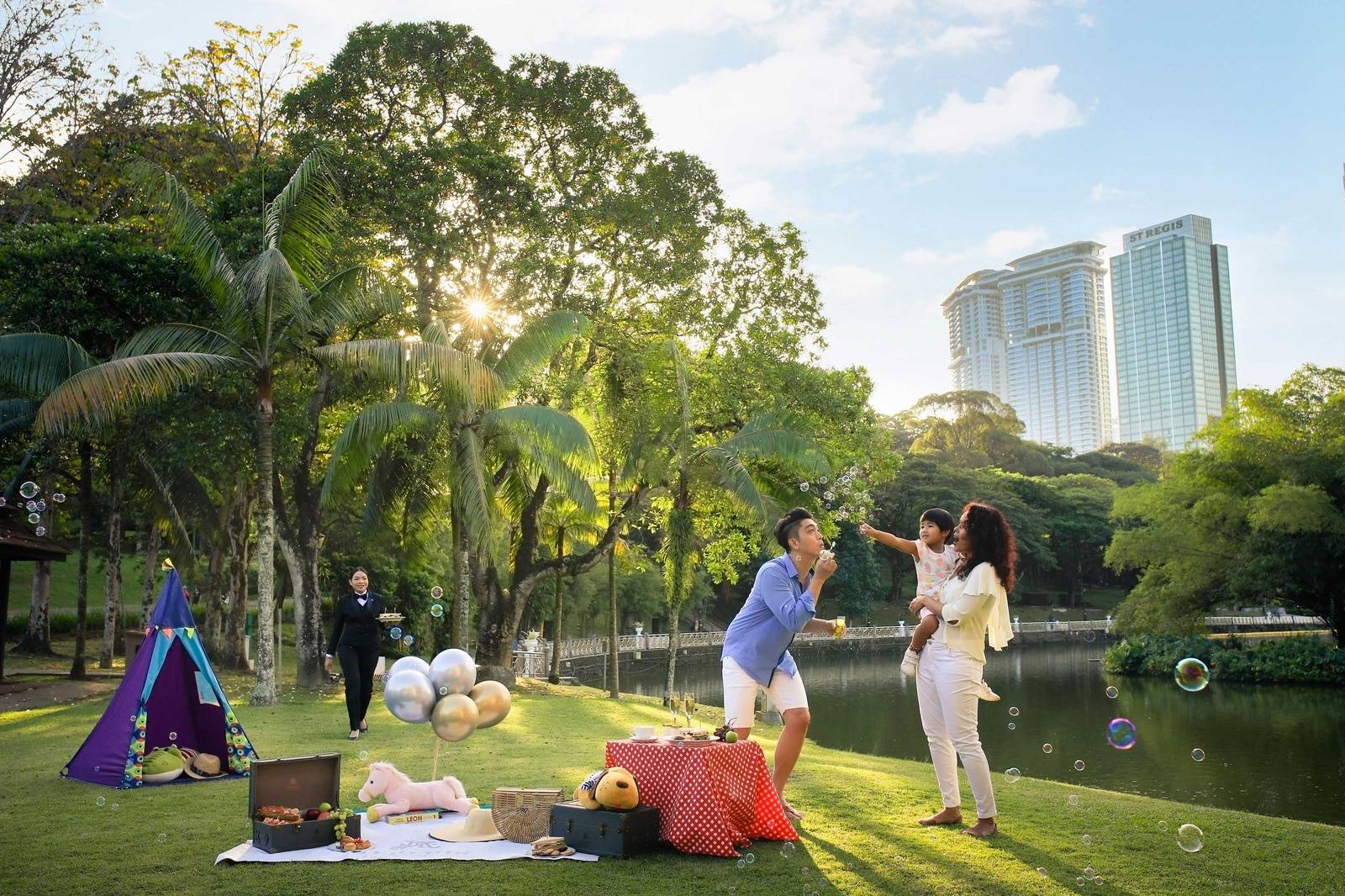 吉隆坡湖濱植物園草地與城市景觀