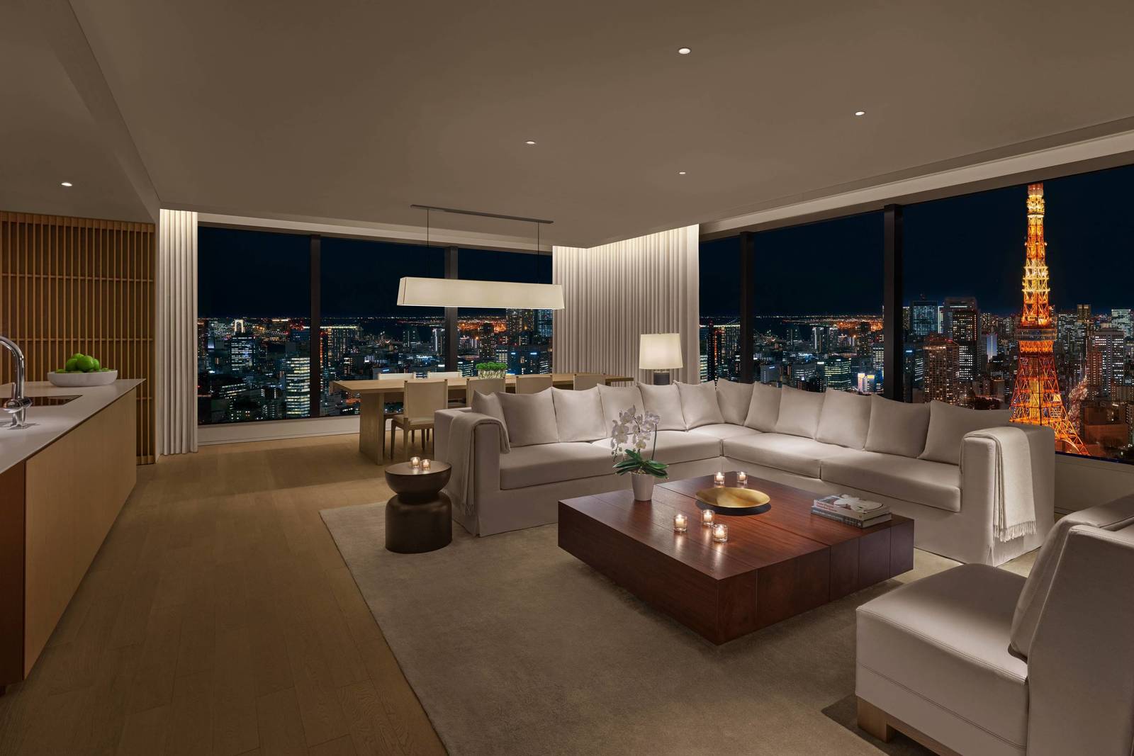 東京虎之門艾迪遜酒店 Penthouse 起居區與東京鐵塔夜景