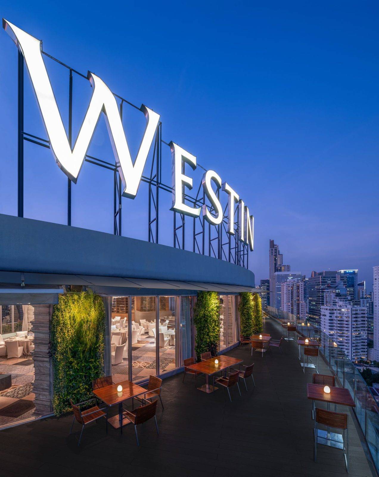 曼谷蘇坤逸威斯汀大酒店 屋頂露台的招牌與周邊天際線