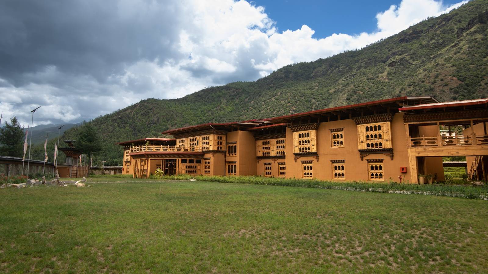 TUI BLUE Paro Taktsang 山谷草坪與建築
