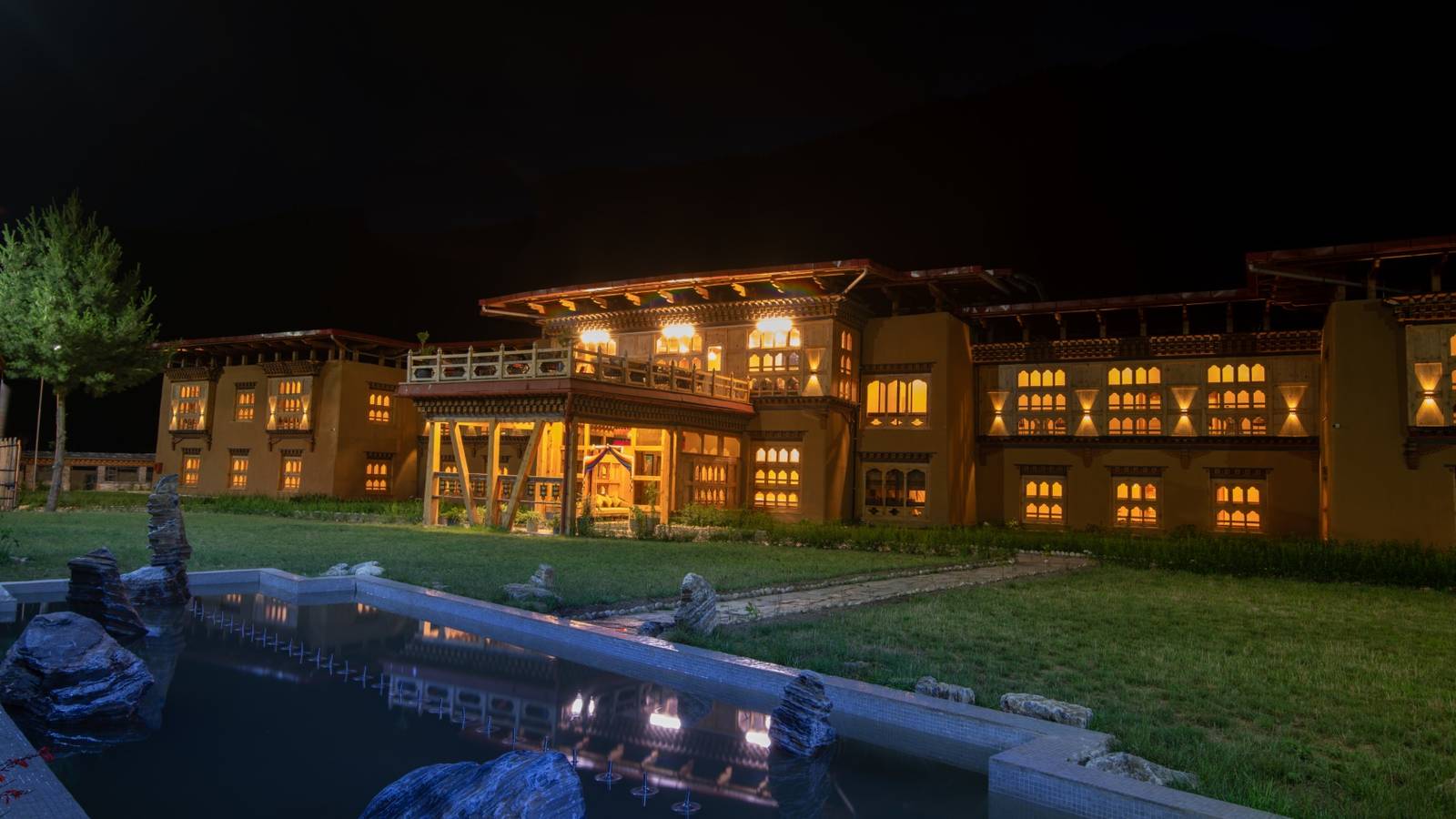 TUI BLUE Paro Taktsang 夜間山谷外觀