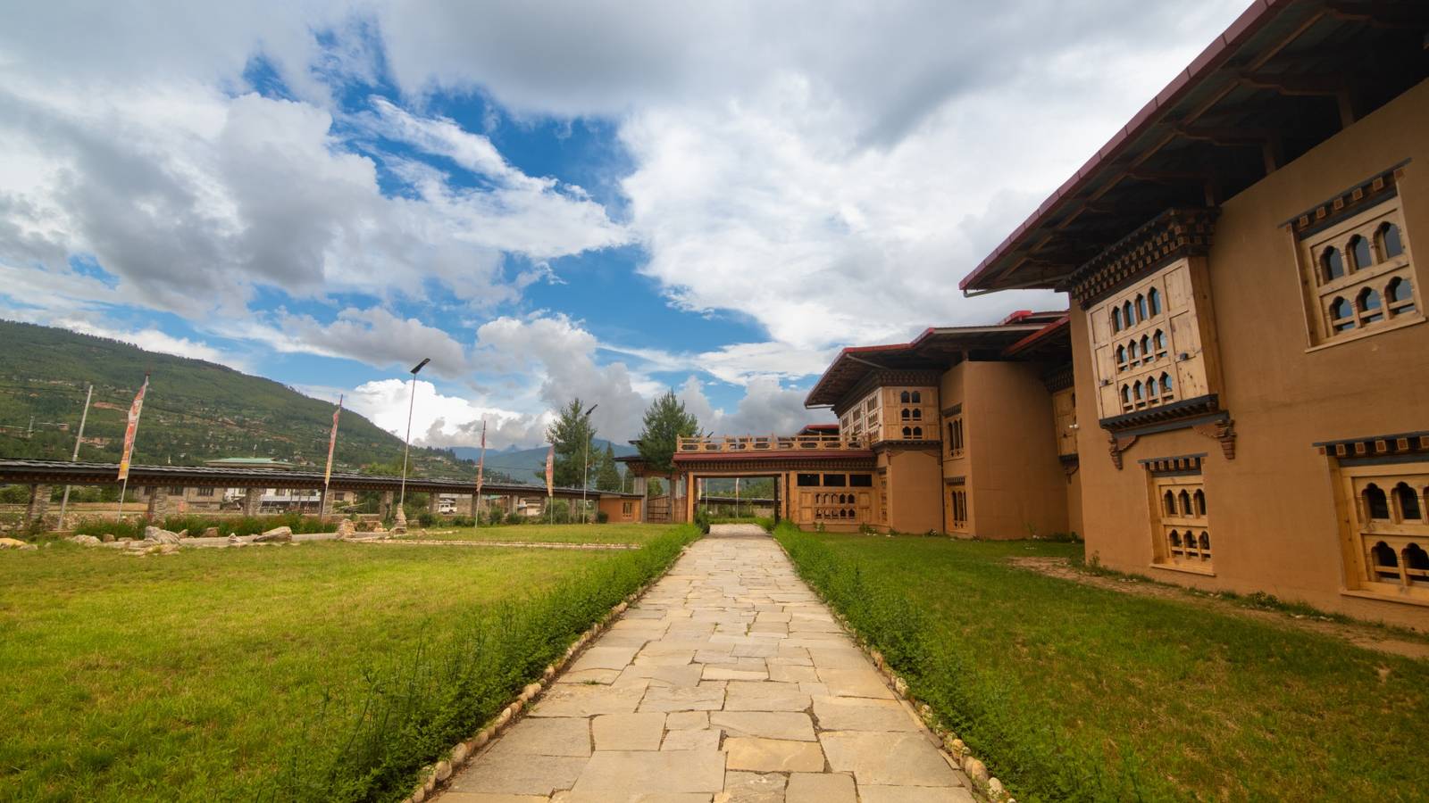 TUI BLUE Paro Taktsang 山谷步道與外觀