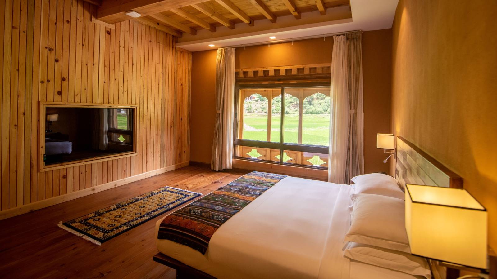 TUI BLUE Paro Taktsang Suite 臥室與窗景