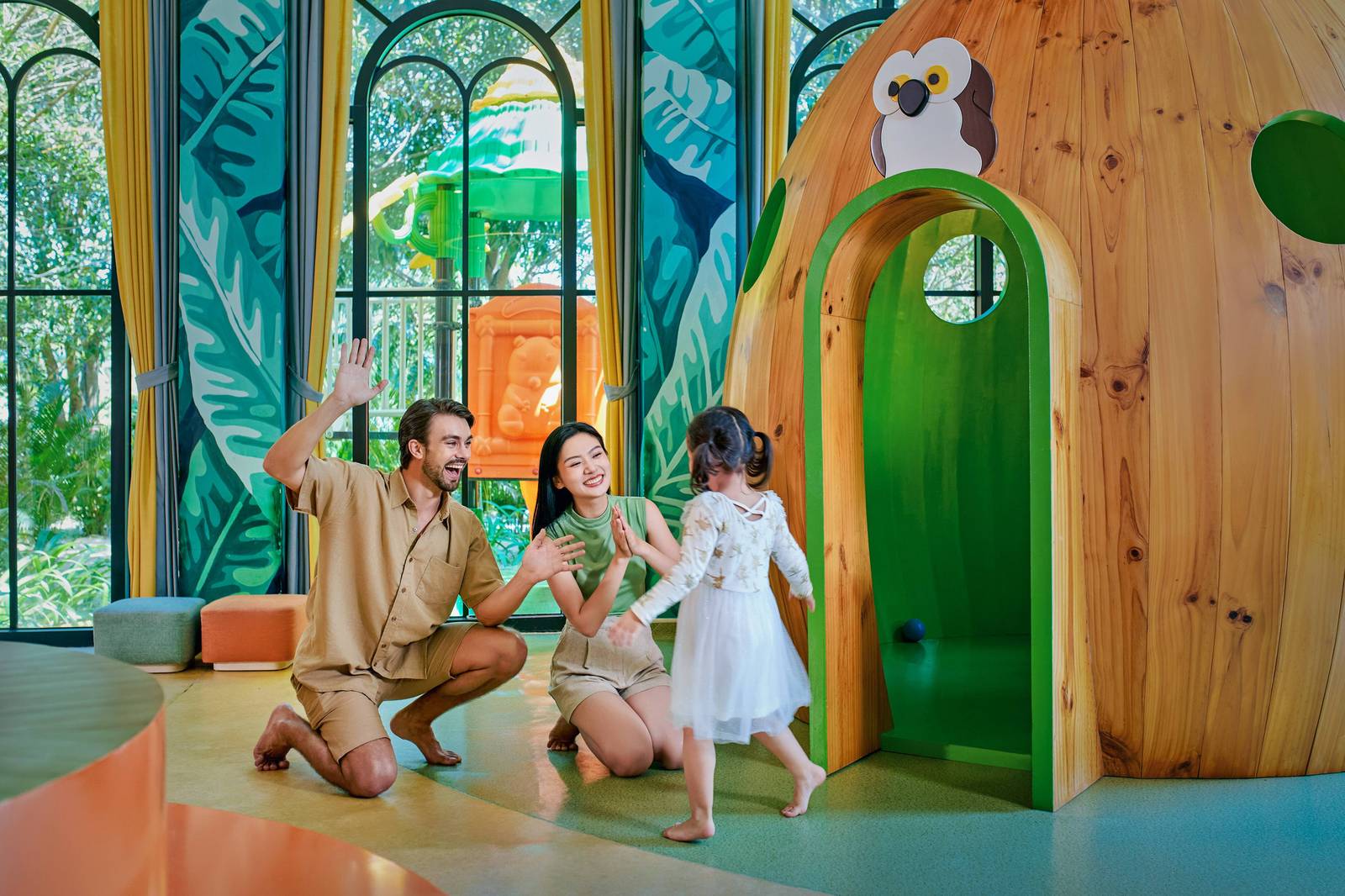 芽莊珍珠長灘度假村 Kidsdom：木製樹屋、滑梯與叢林壁畫，一家三口在彩色遊戲區