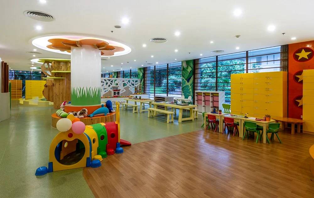 芽莊珍珠度假村 Kids Club，彩墊、玩具隧道與矮桌攀爬角