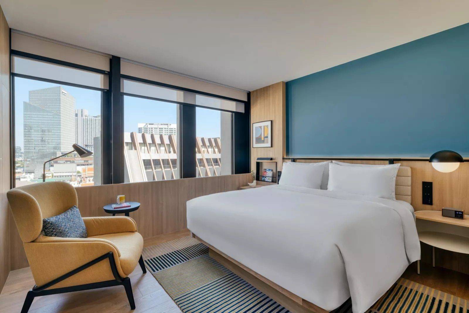 曼谷素拉旺 voco 酒店 One Bedroom Suite 的臥室與單椅