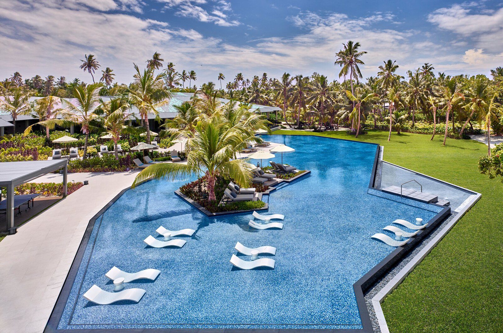 Waldorf Astoria Seychelles Platte Island 公共無邊際泳池與熱帶花園