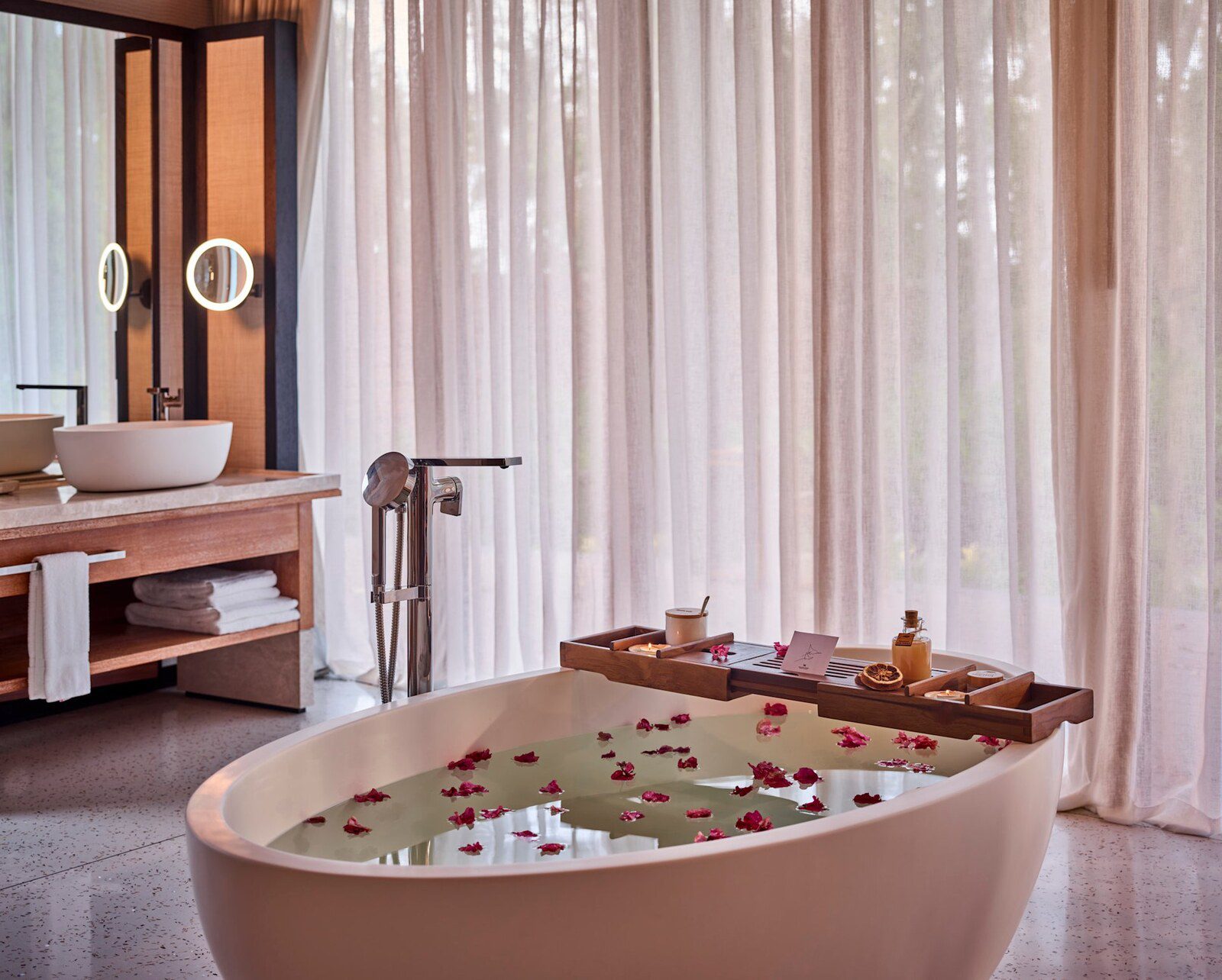 Waldorf Astoria Seychelles Platte Island villa 浴室與花瓣浴缸