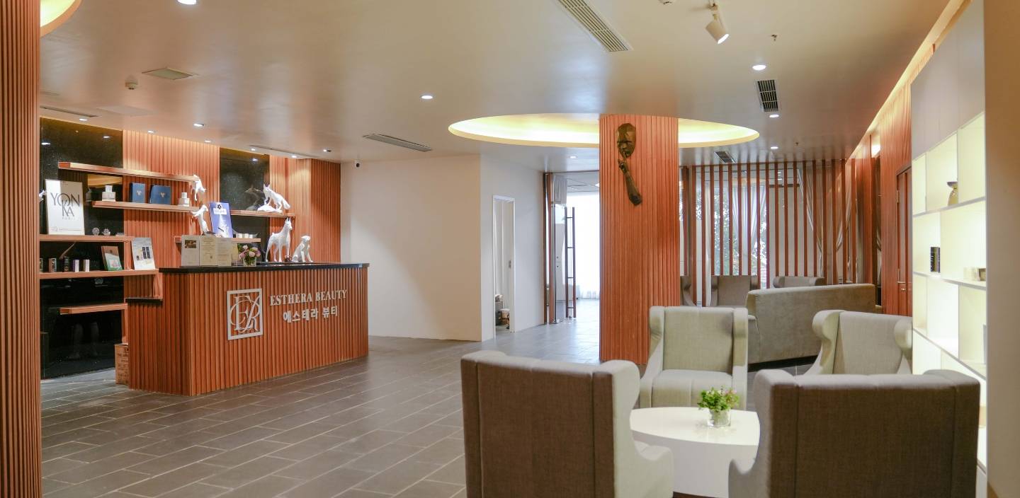 下龍灣溫德姆傳奇酒店 Esthera SPA 木條接待櫃台與灰色高背沙發等候區