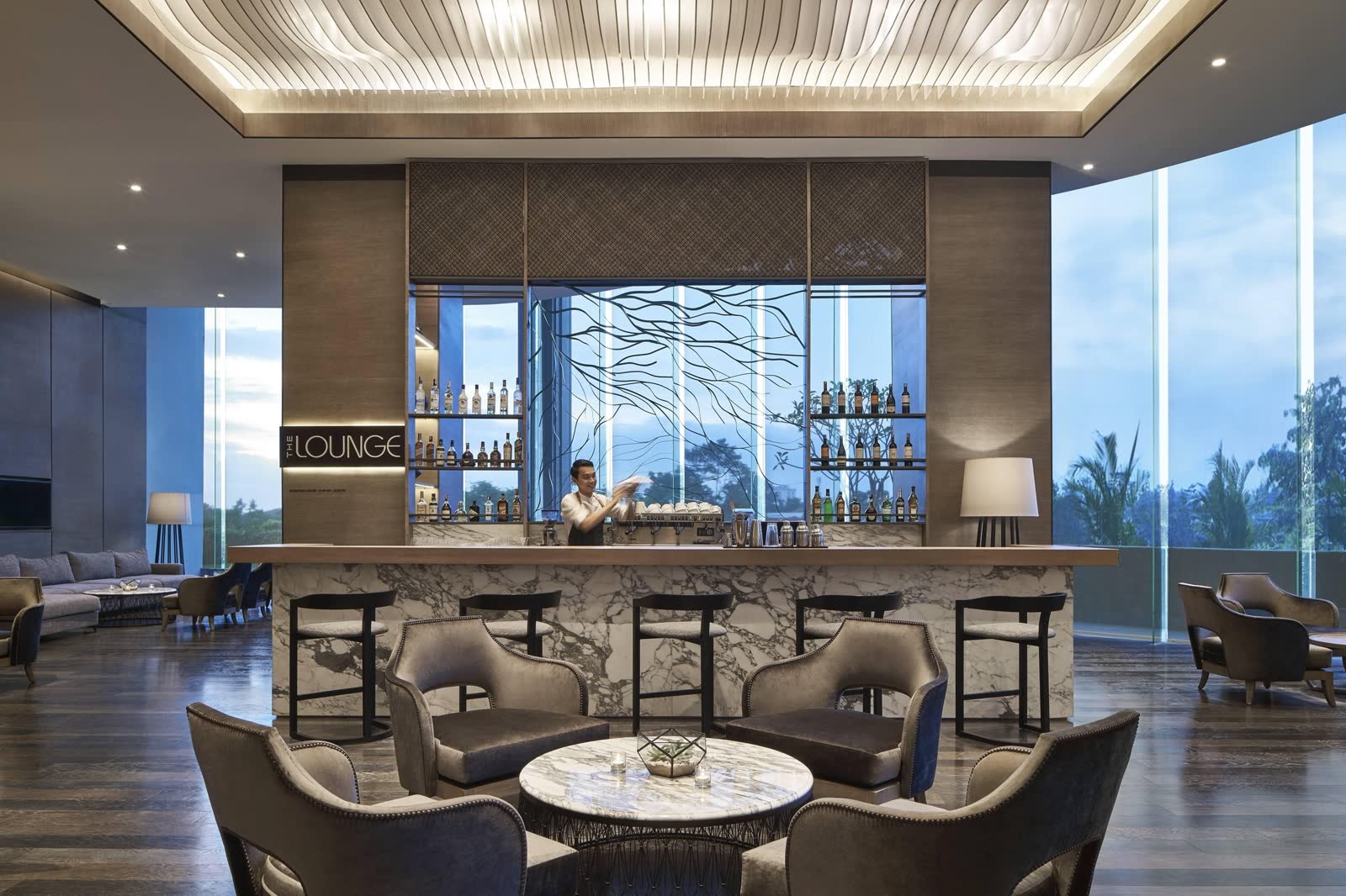 日惹萬豪酒店 The Lounge:大理石吧檯、扶手椅與 THE LOUNGE 招牌