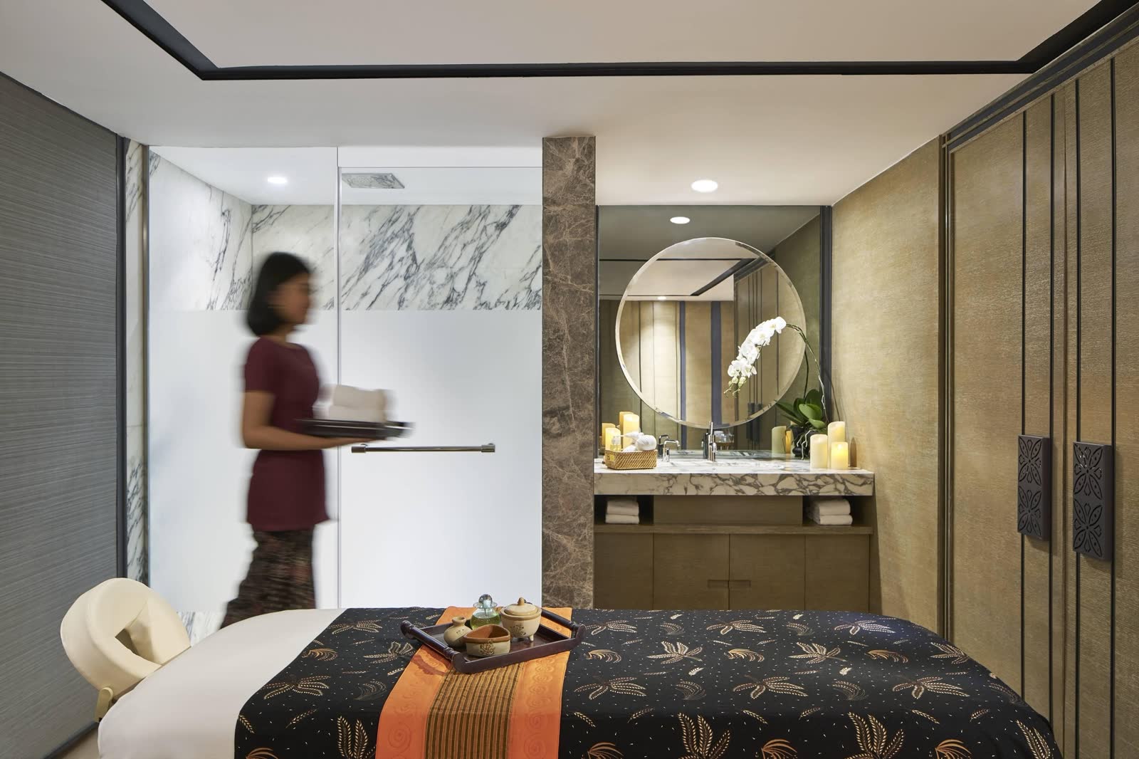 日惹萬豪酒店 Quan Spa 護理室:按摩床與大理石化妝台