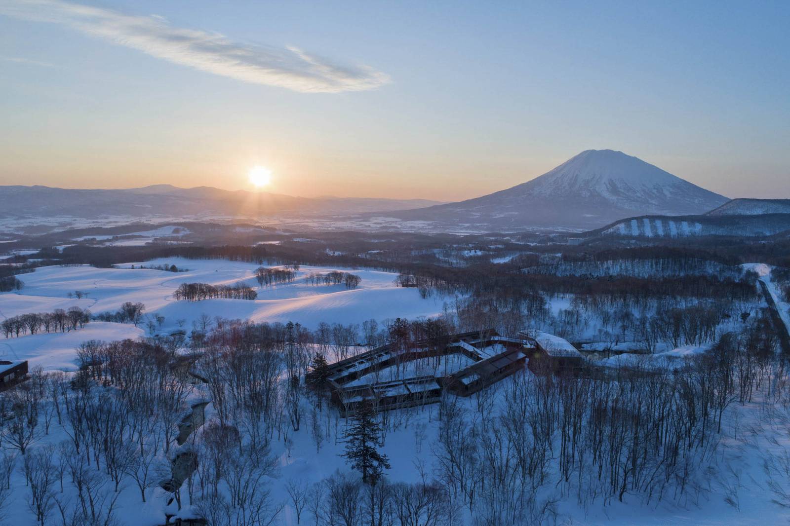 坐忘林冬季日出空拍與羊蹄山