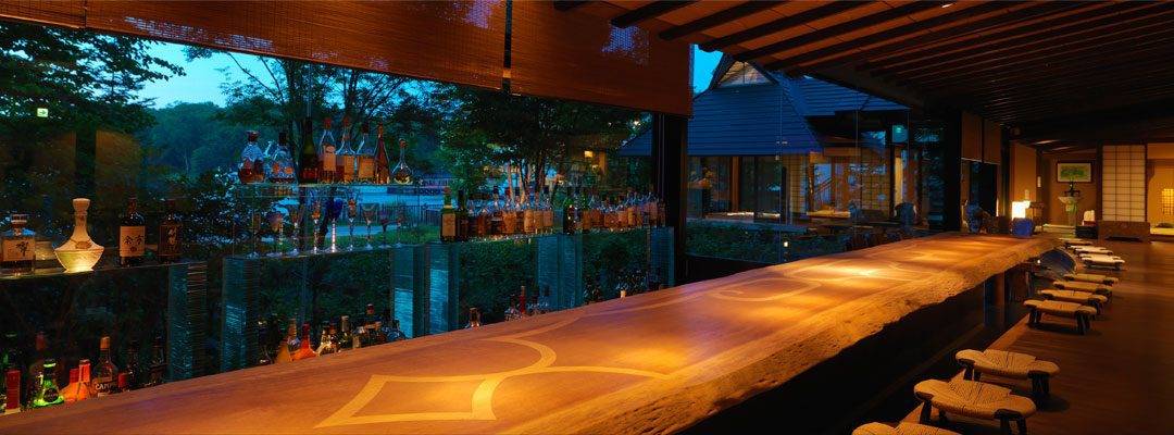 阿寒鶴雅別莊 鄙之座「座・BAR」的長木吧台與酒櫃
