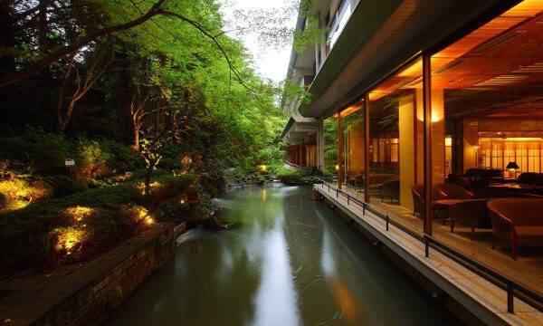 秋保溫泉 新水戶屋 中庭水道與面向庭園的 Lounge 夜景