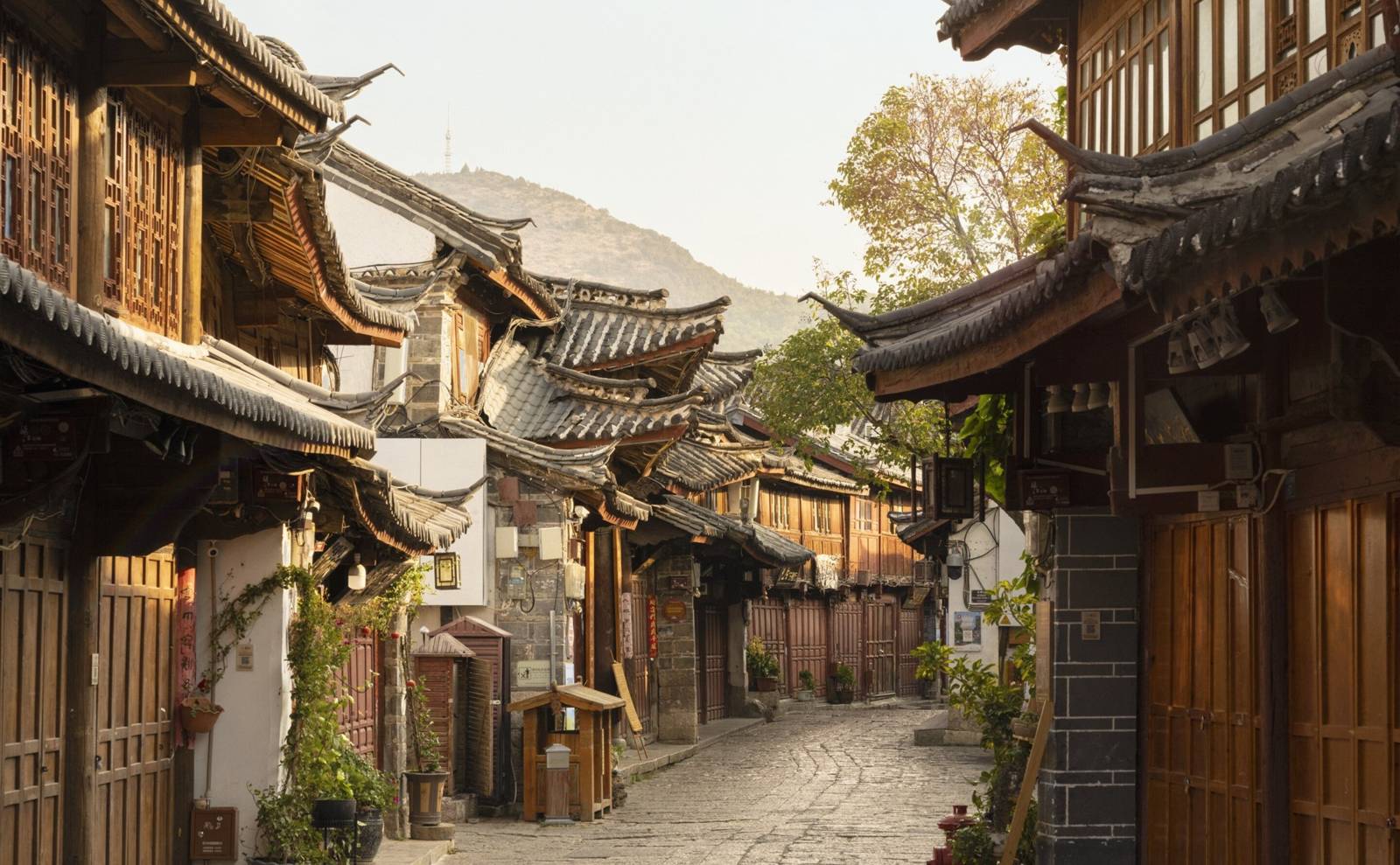 麗江大研古城的石板街與木造老屋(目的地參考)