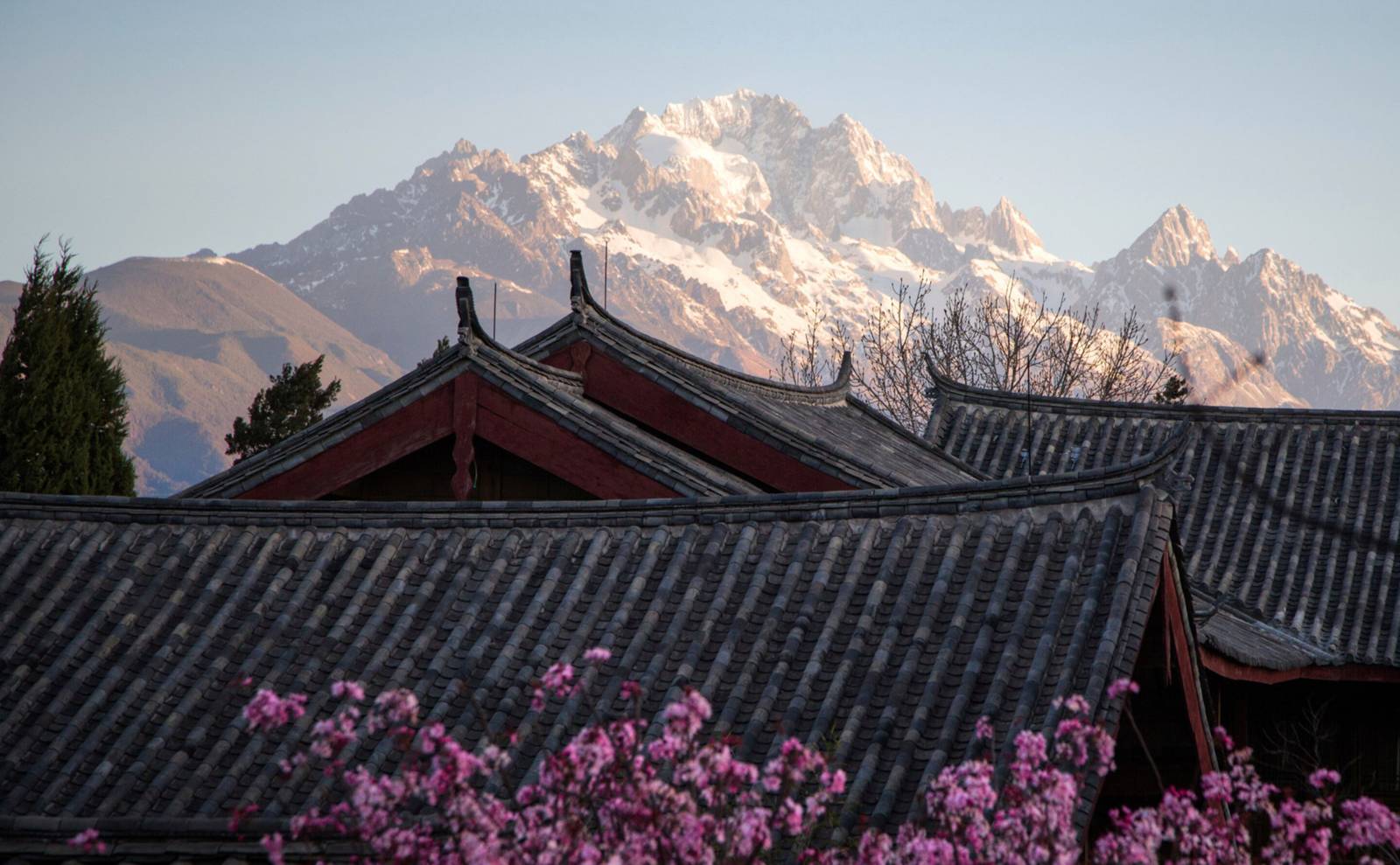 大研安縵屋頂後方的玉龍雪山