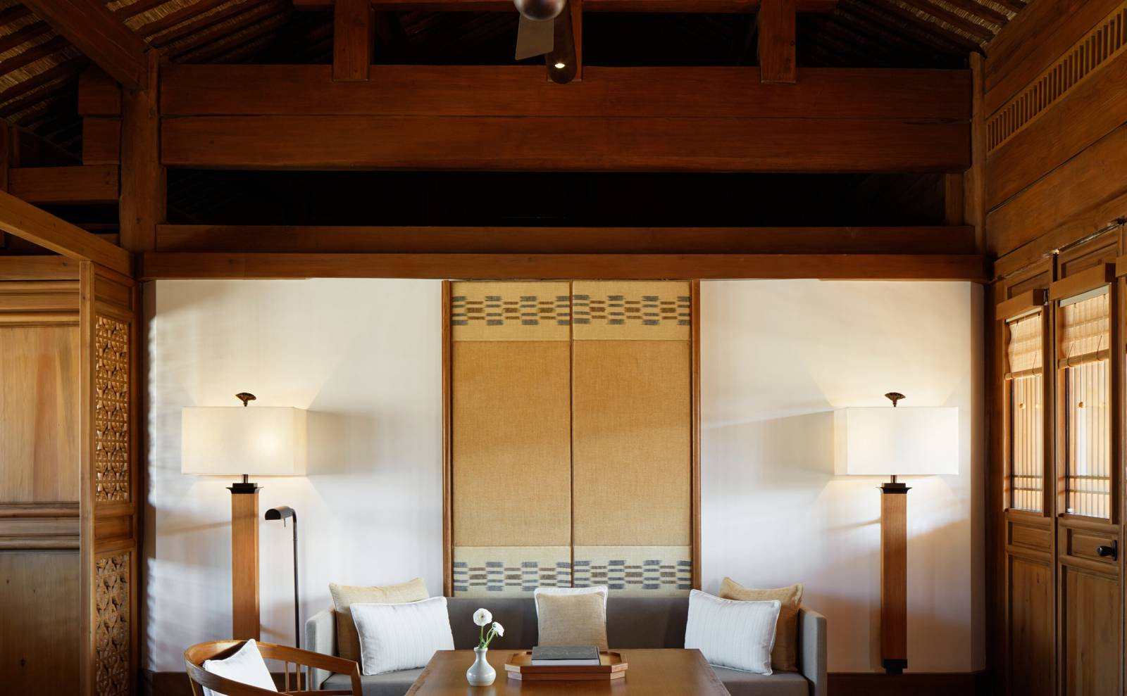 大研安縵 Courtyard Suite 的臥室與起居區