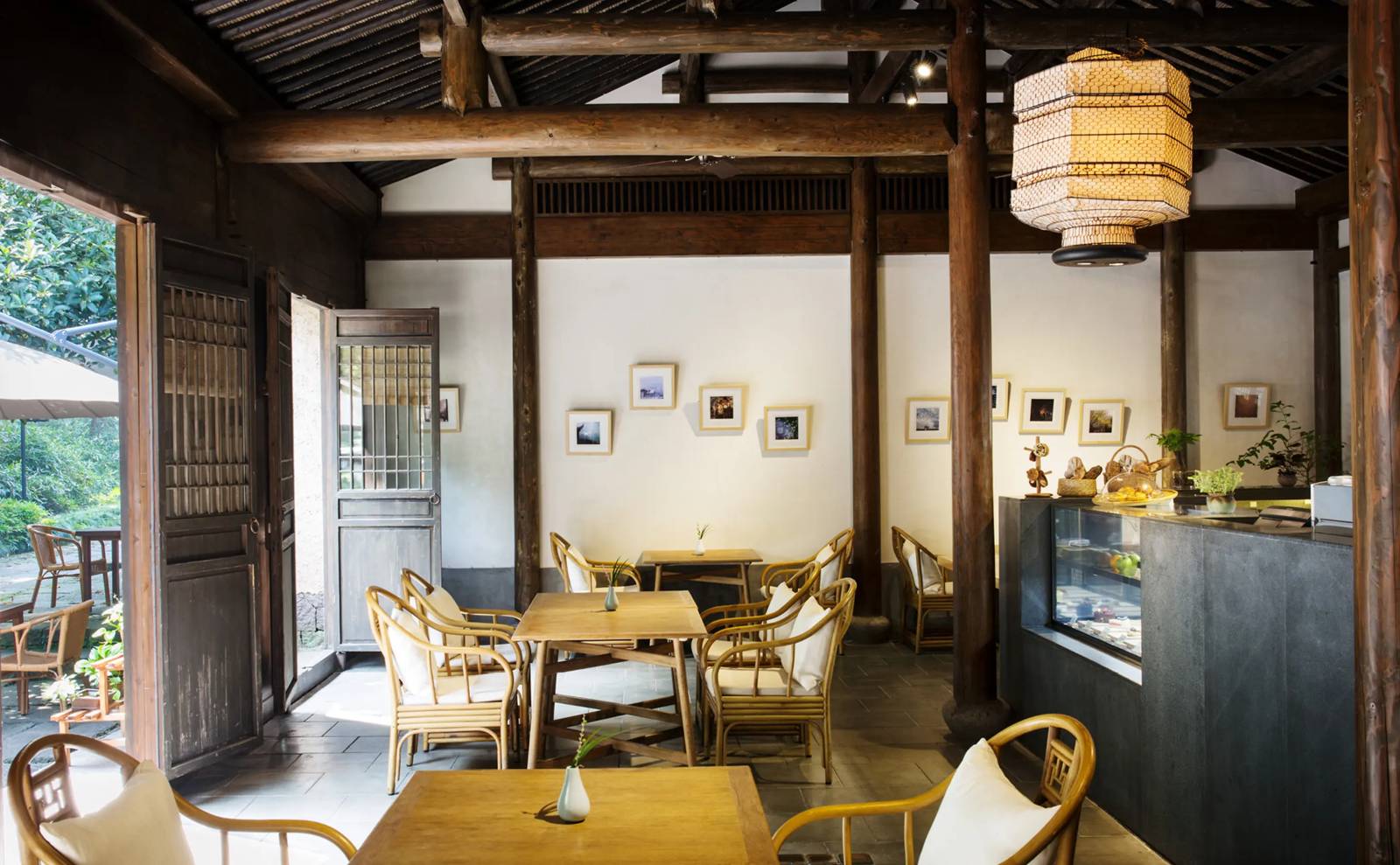 法雲安縵 Café 的木造座位區