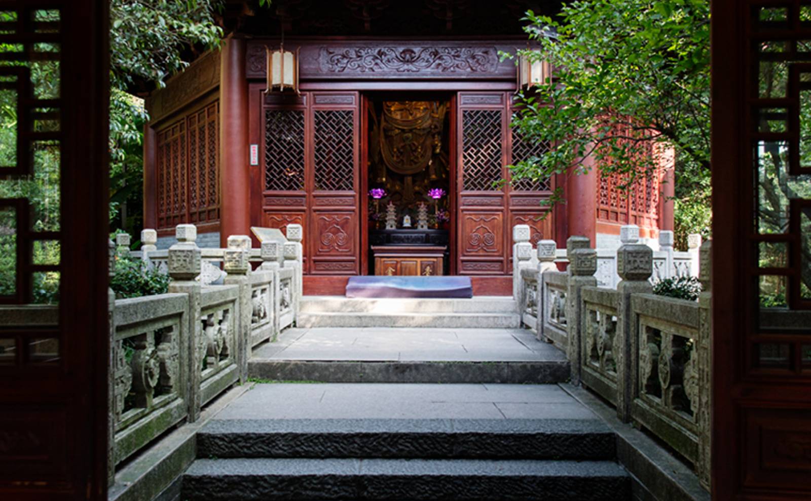法雲安縵周邊古寺的石階與殿門