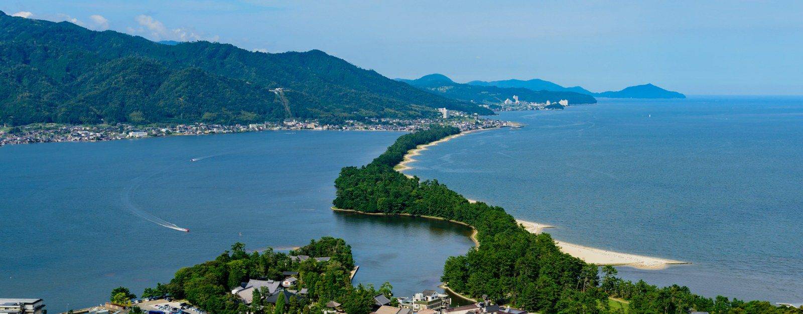 從高處俯瞰天橋立松林沙洲與阿蘇海