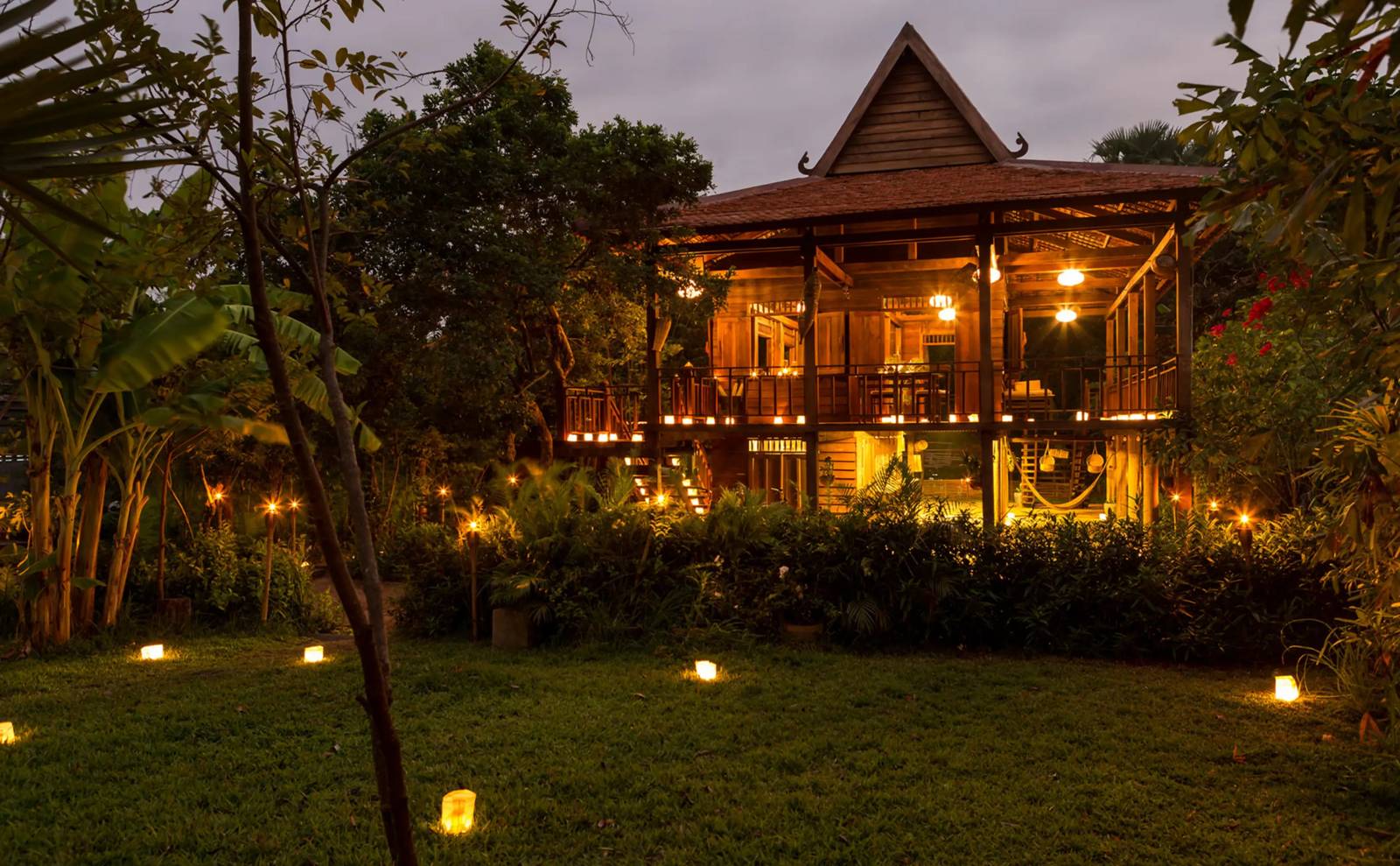 安縵薩拉位於吳哥園區內的 Khmer Village House 高腳屋夜景