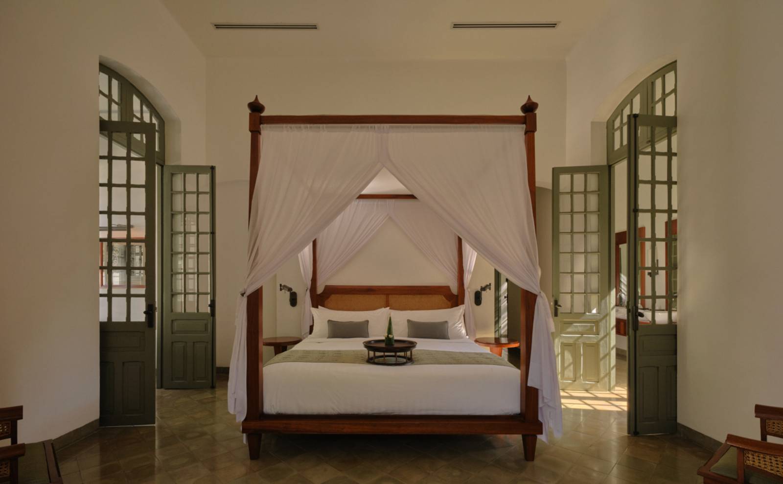 安縵塔迦 Mekong Pool Suite 的四柱床臥室