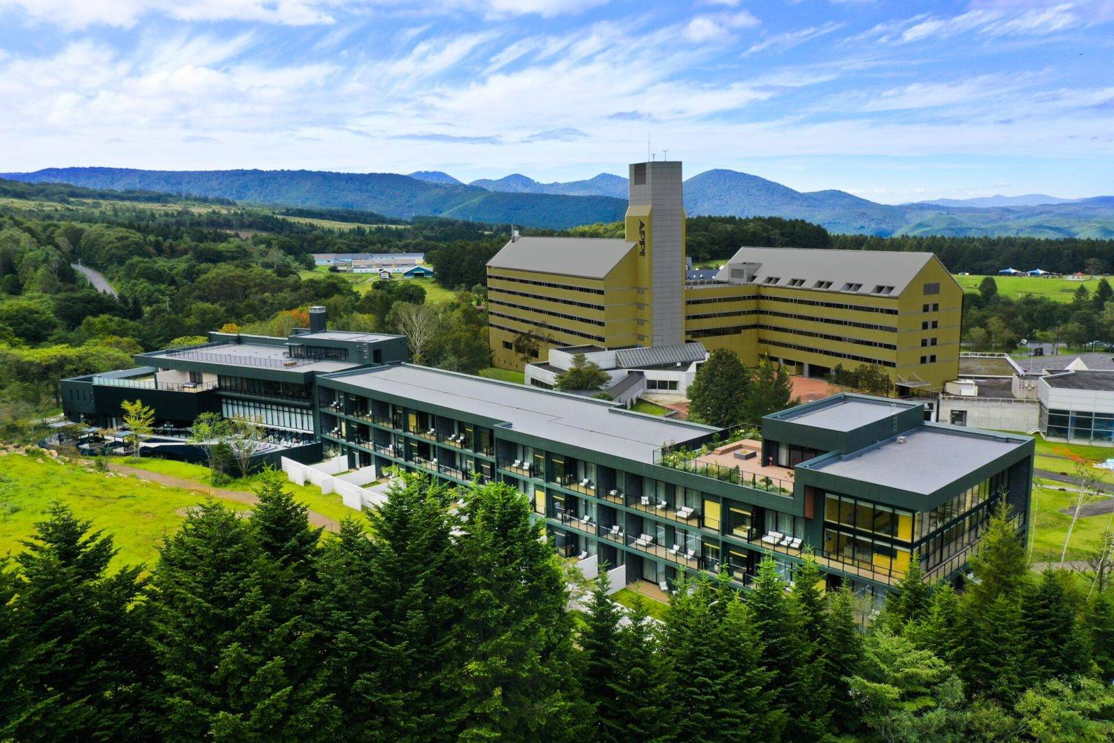 ANA 洲際安比高原度假村建築與後方的高樓,從滑雪場方向拍攝