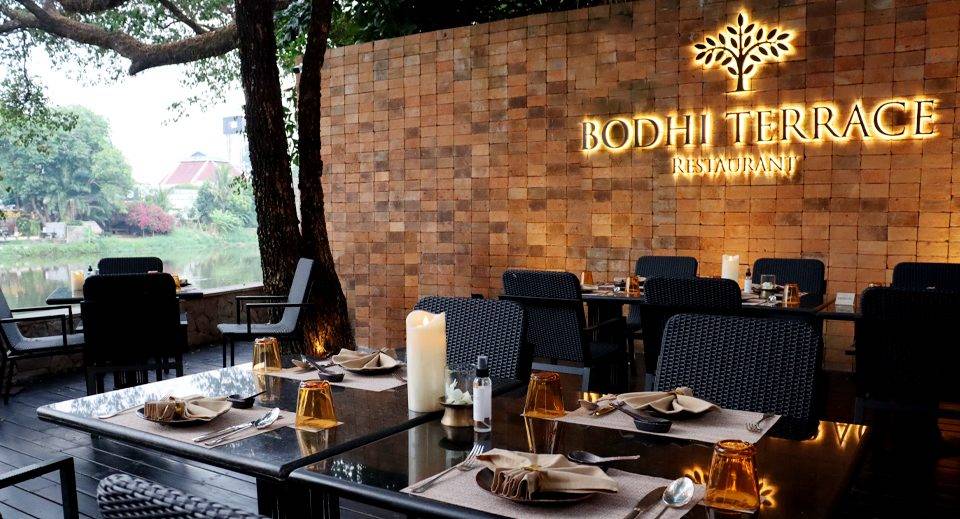 清邁安納塔拉度假酒店 Bodhi Terrace 的河畔座位
