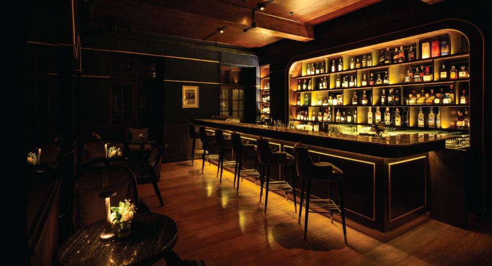 清邁安納塔拉度假酒店 Brit Bar 的吧檯與酒櫃