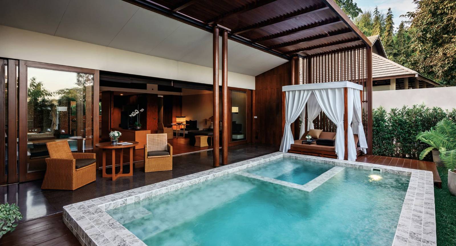 清邁安納塔拉度假酒店 Lanna Pool Suite 的私人小泳池與白色紗簾涼亭