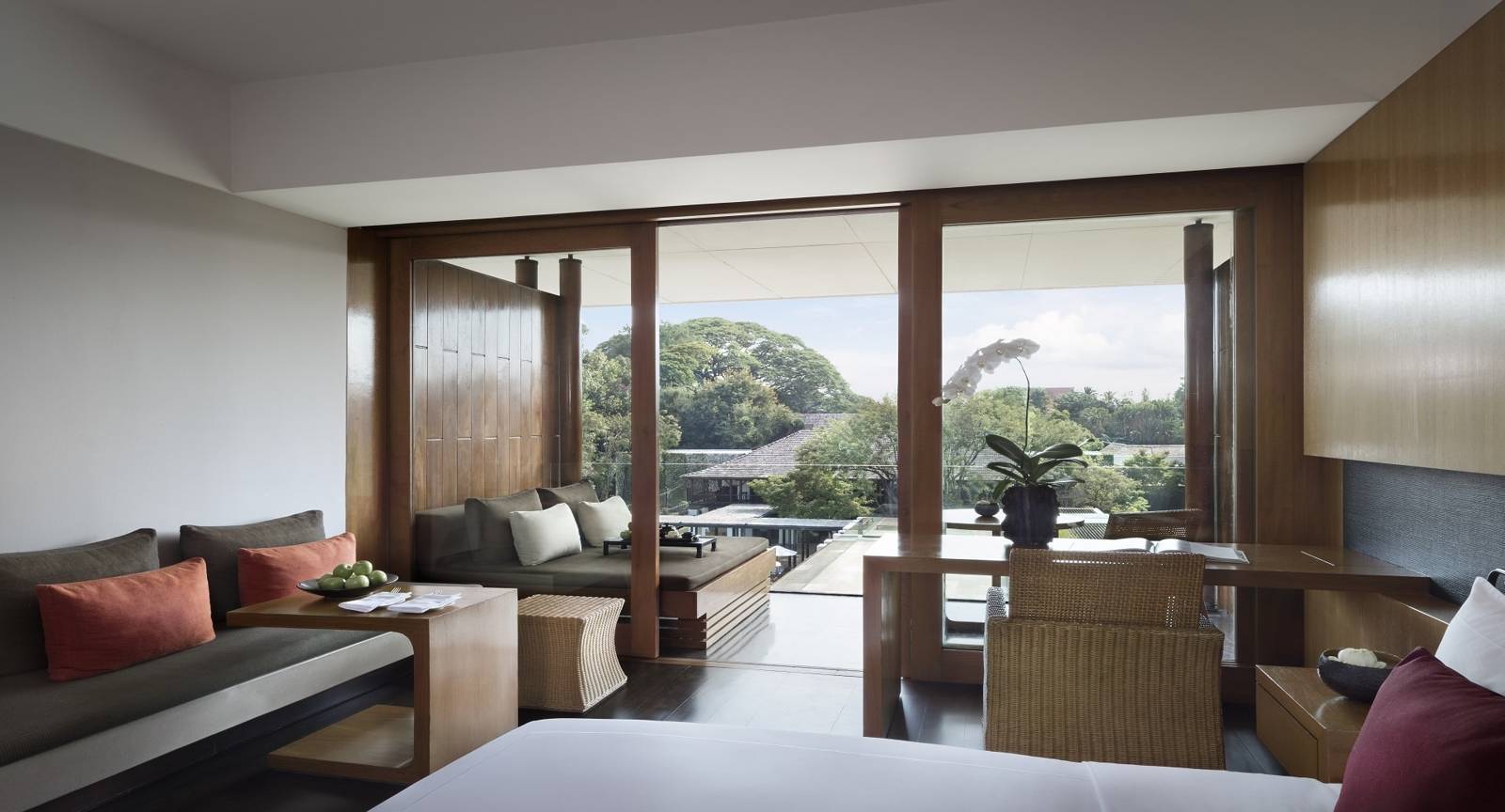 清邁安納塔拉度假酒店 Deluxe River View Room 的臥榻與落地窗