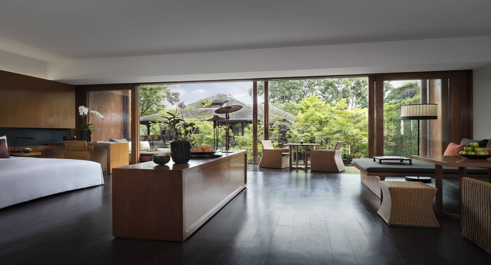 清邁安納塔拉度假酒店 Lanna Garden View Suite 的客廳與花園景