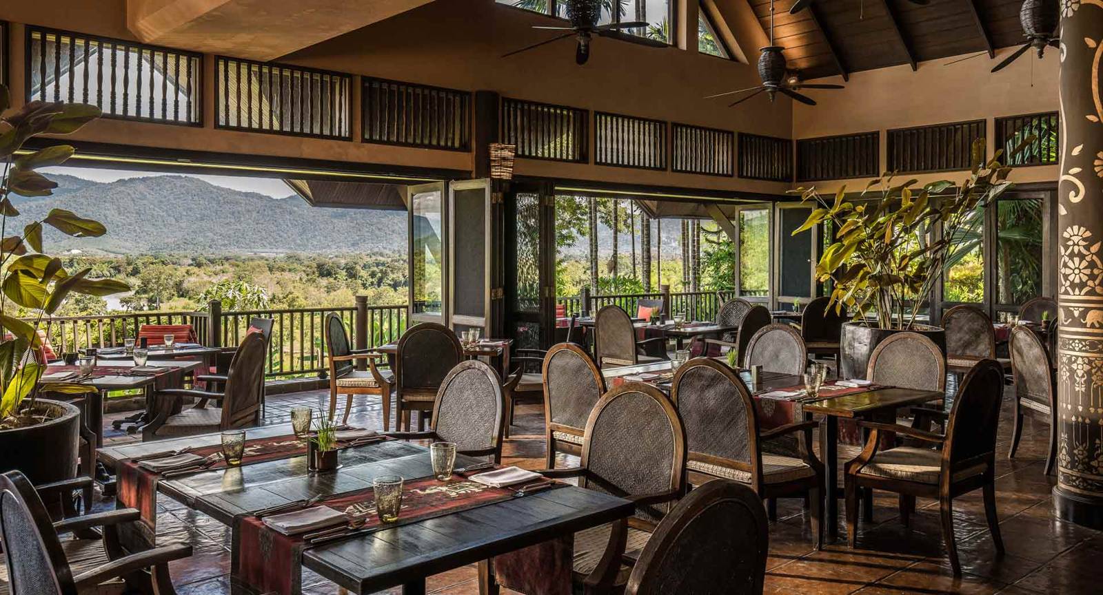金三角象營安納塔拉度假酒店 Sala Mae Nam 面向山景的餐廳座位
