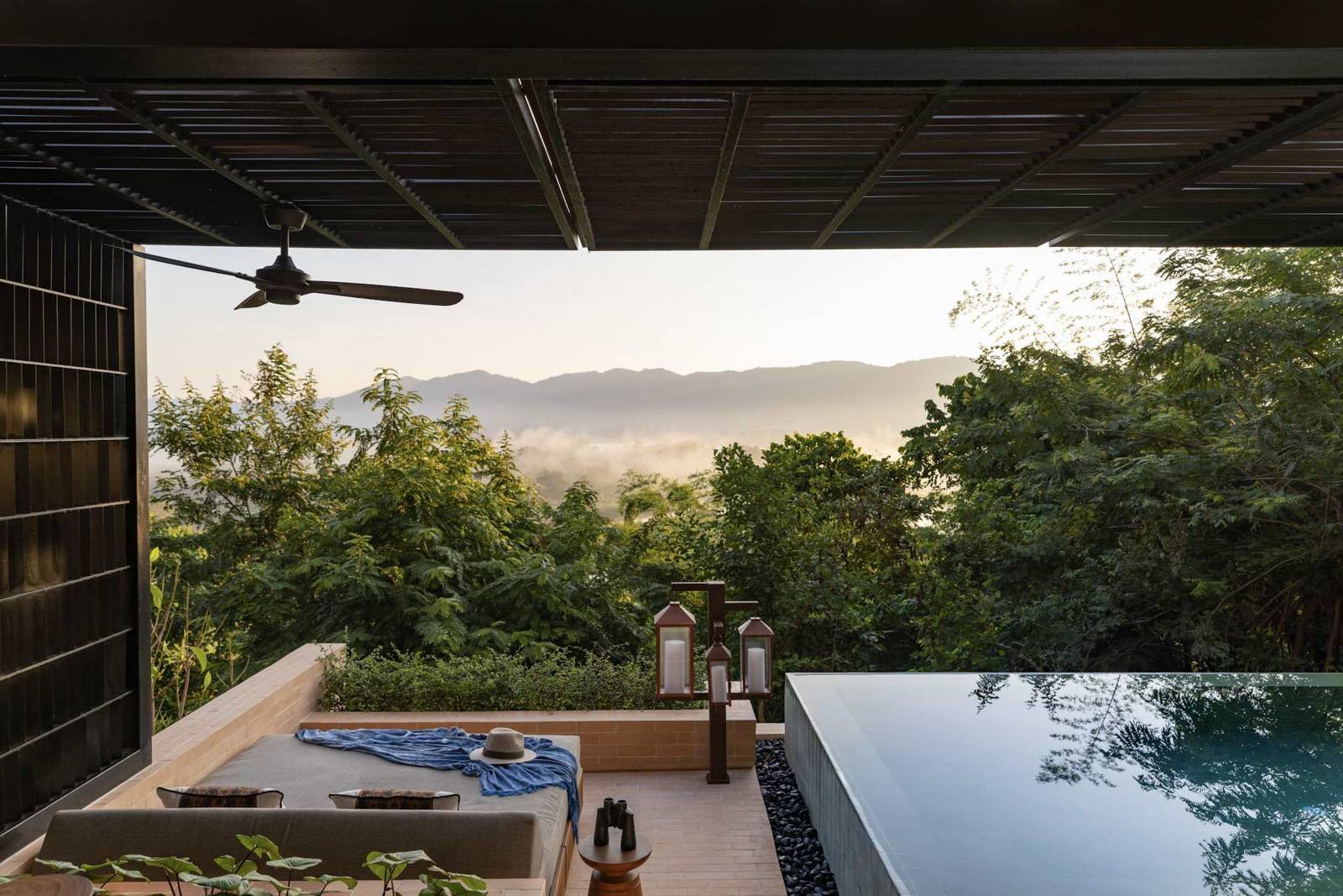 金三角象營安納塔拉度假酒店 Mekong Explorer Pool Suite 的私人泳池與山景