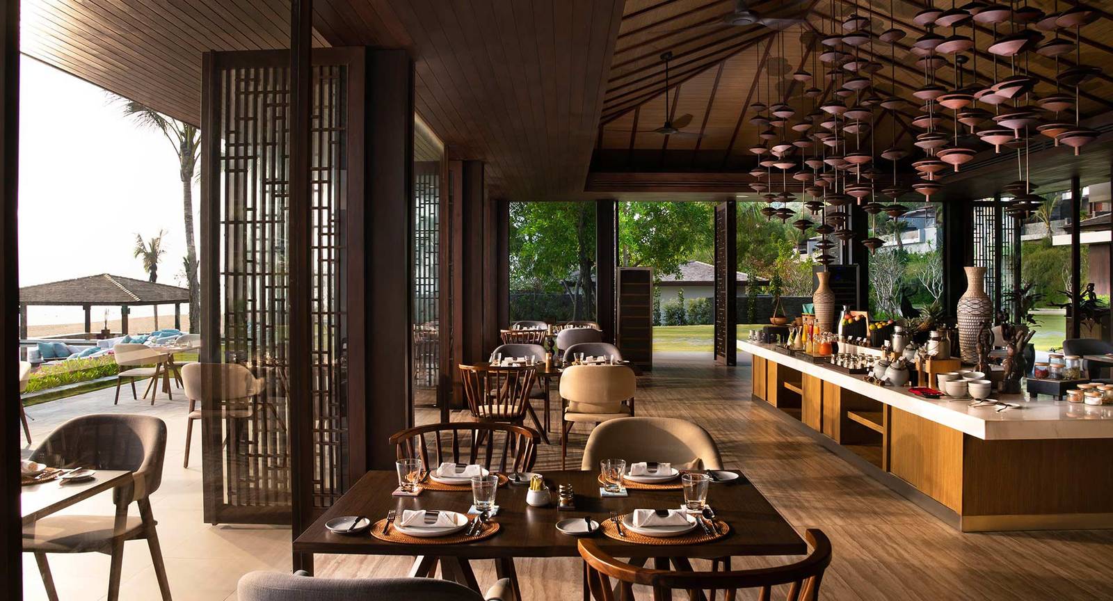 木格天花板與自助餐台的餐廳座位區