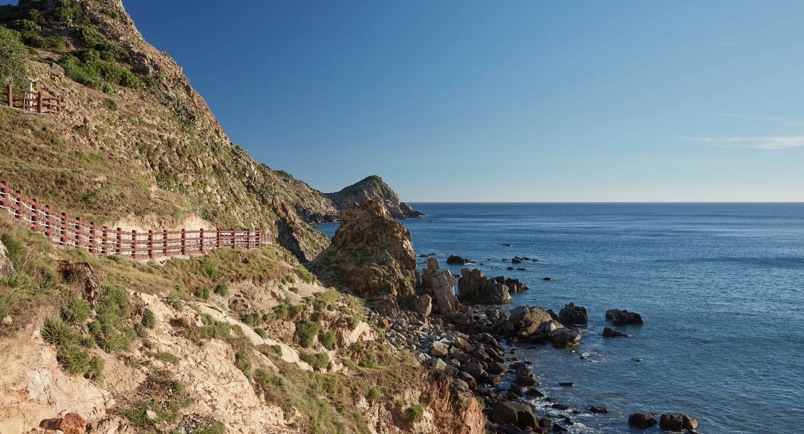沿著山坡伸向海面的岩岸海岬