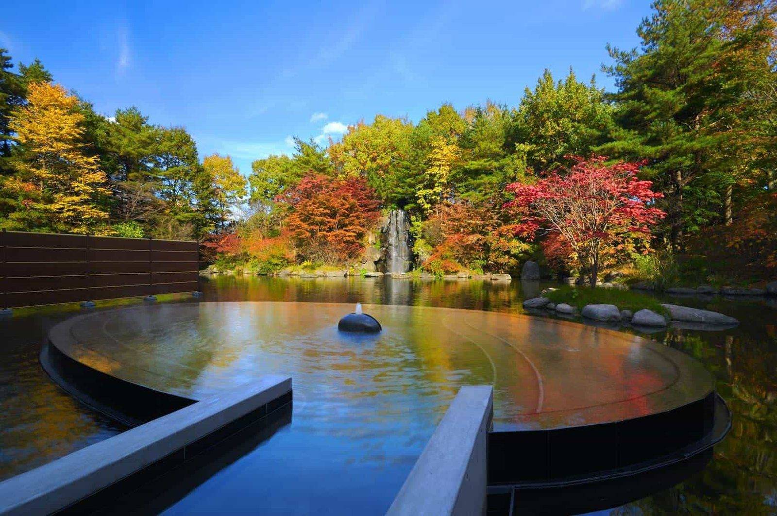 星野集團 青森屋 浮在池面上的露天風呂浮湯與秋季紅葉