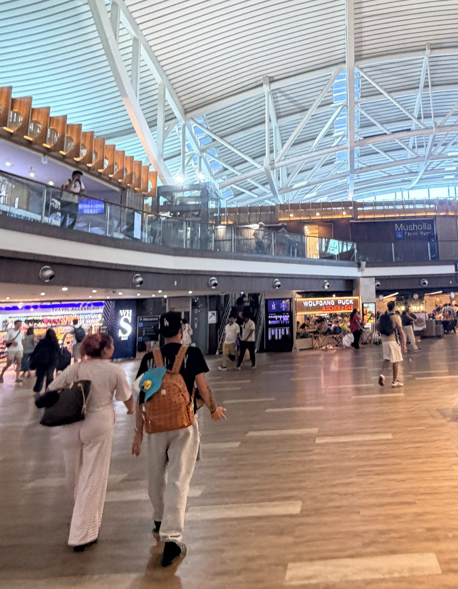 峇里島伍拉賴機場出境大廳挑高空間與商店