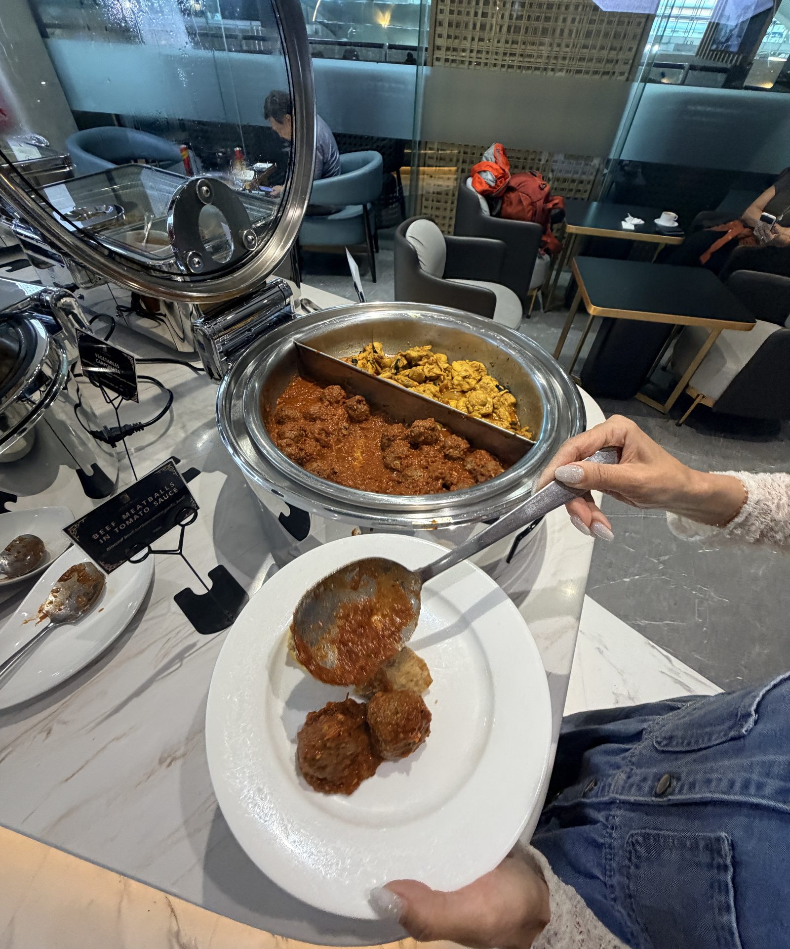 峇里島機場 Tujuwan 貴賓室自助熱食與肉丸