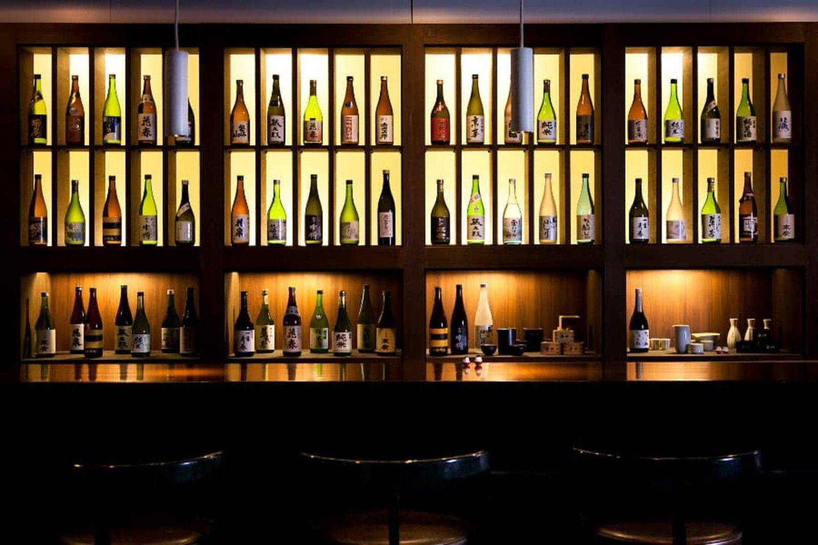 星野集團 磐梯山溫泉飯店 會津 SAKE Bar 整面點燈的地酒酒櫃