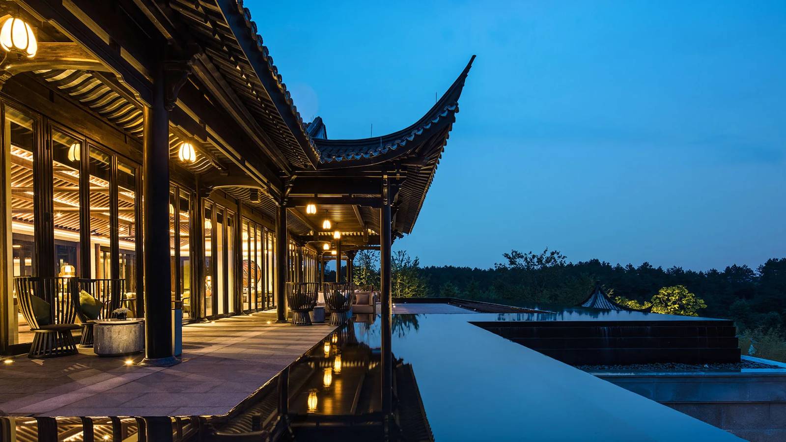 安吉悅榕庄 Banyan Lounge 臨水的戶外座位與傍晚天色