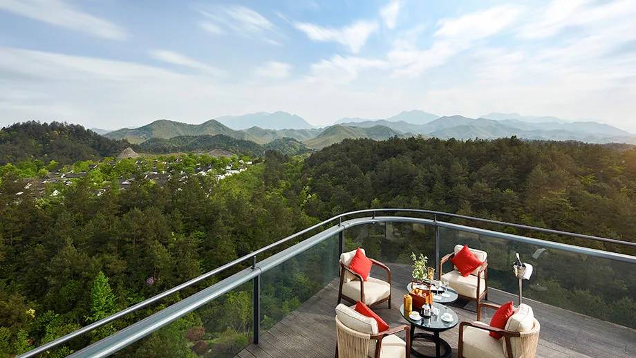 安吉悅榕庄 Latitude 屋頂露台的座位與山景