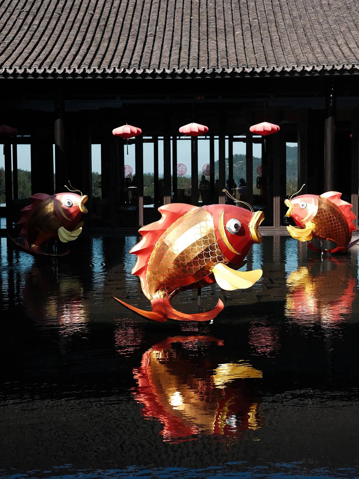 安吉悅榕庄節慶時倒映在水面的鯉魚花燈