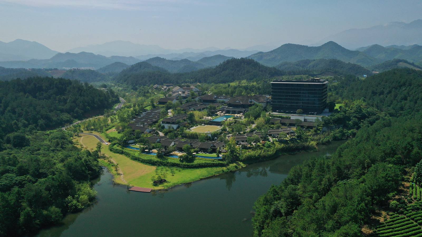 安吉悅榕庄空拍,湖泊、度假村建築與周邊山林