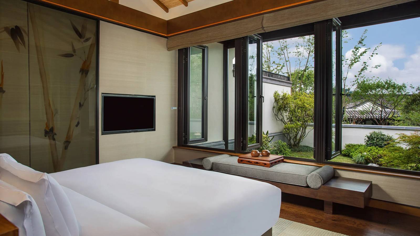 安吉悅榕庄 Garden View Villa 的私人庭院與泡池