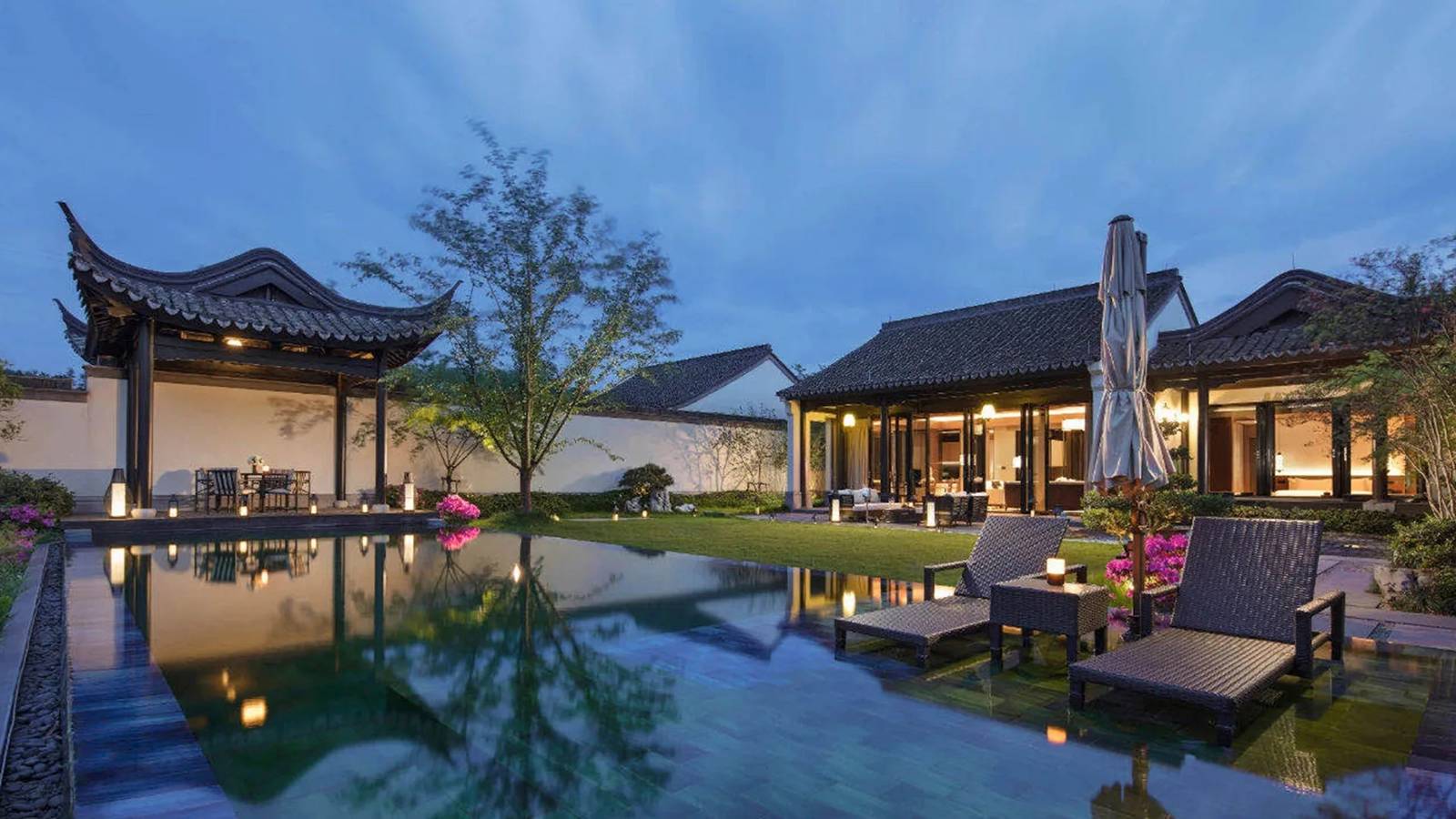 安吉悅榕庄 Two-Bedroom Pool Villa 的無邊際泳池與中式屋頂