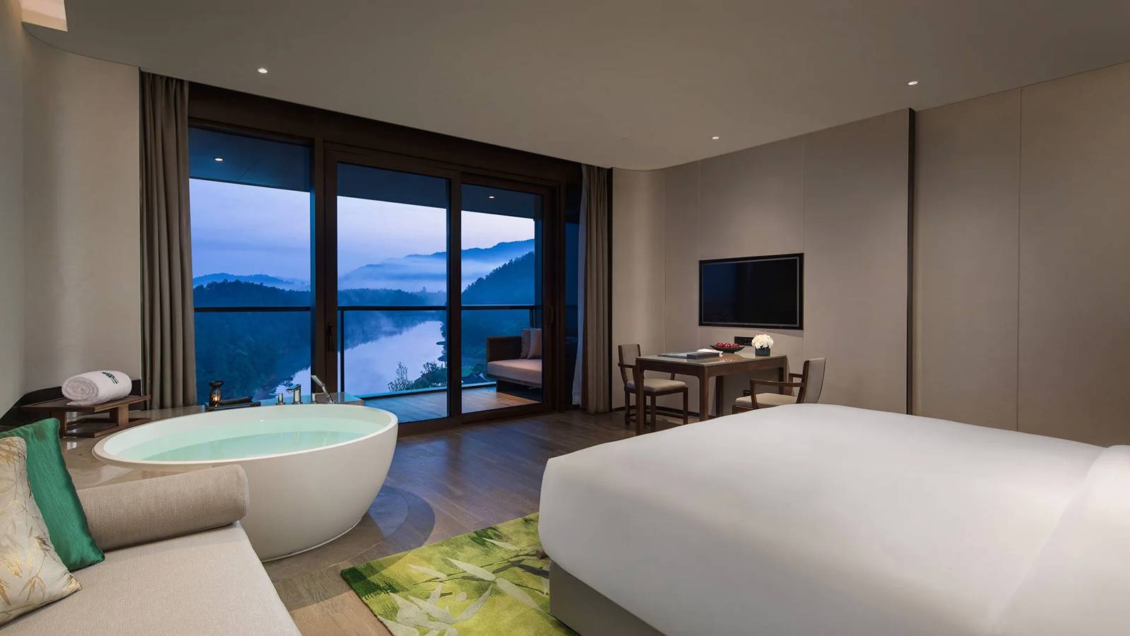 安吉悅榕庄 Lake View Room 的浴缸與湖景落地窗