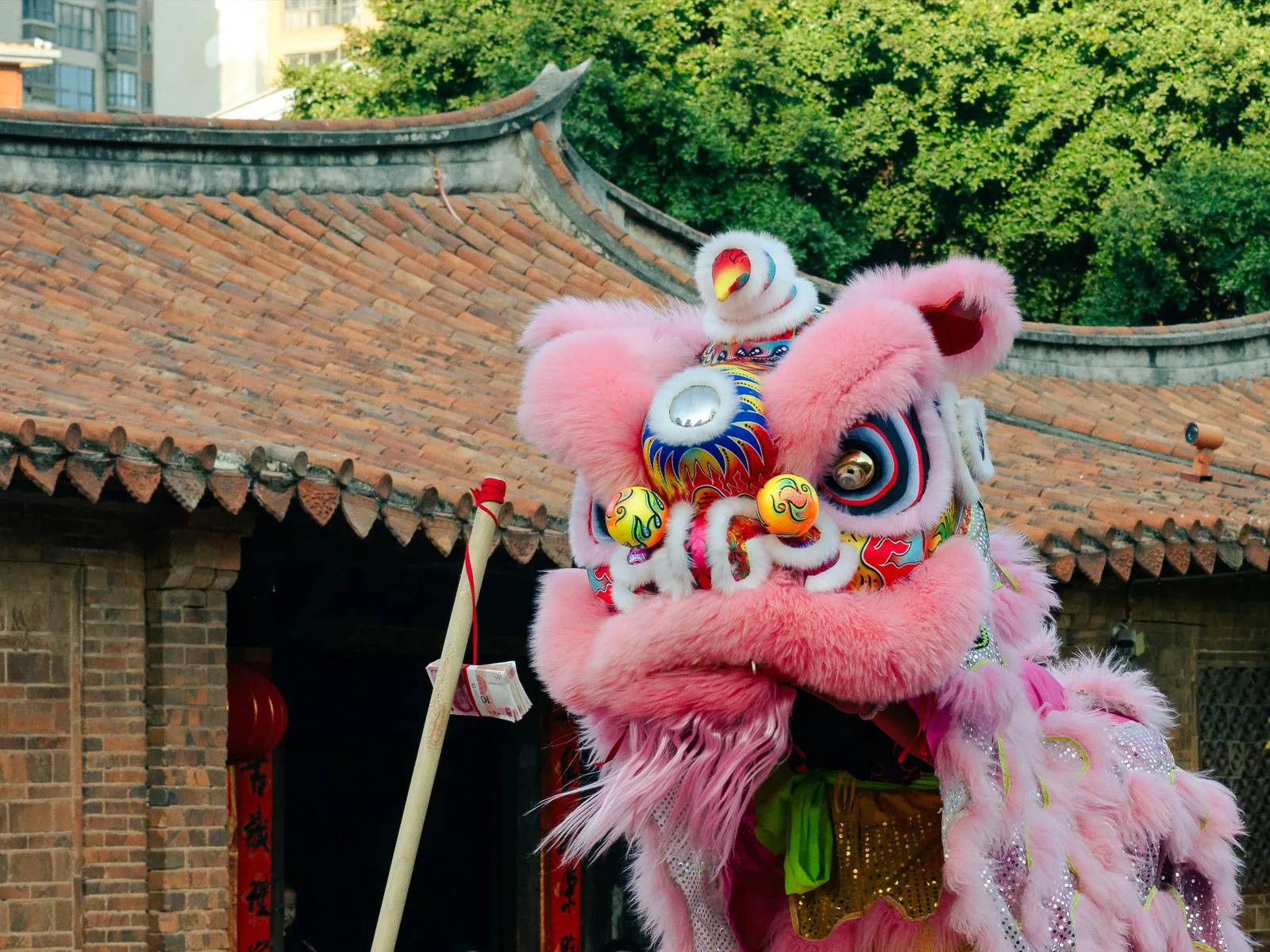 嶺南古建築前的醒獅(目的地參考)