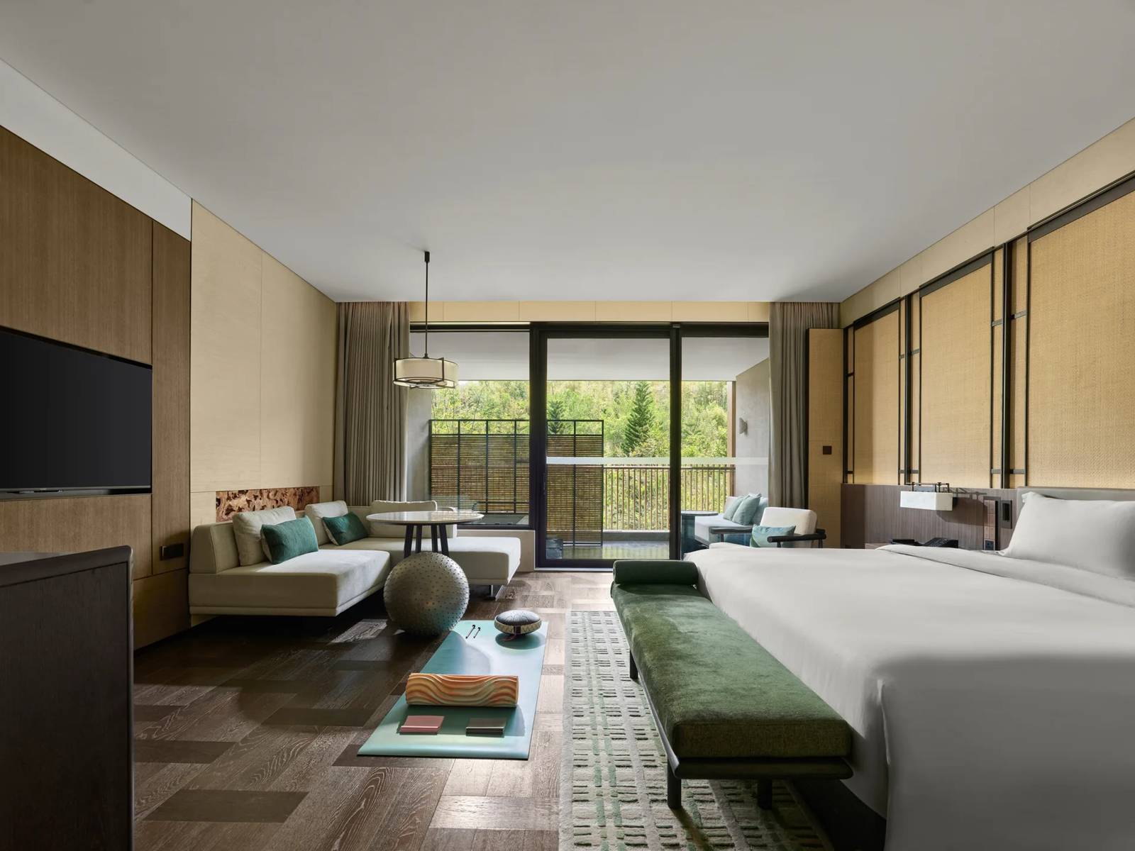 東莞松山湖悅榕庄 Wellbeing Onsen King 的大床與窗外綠意